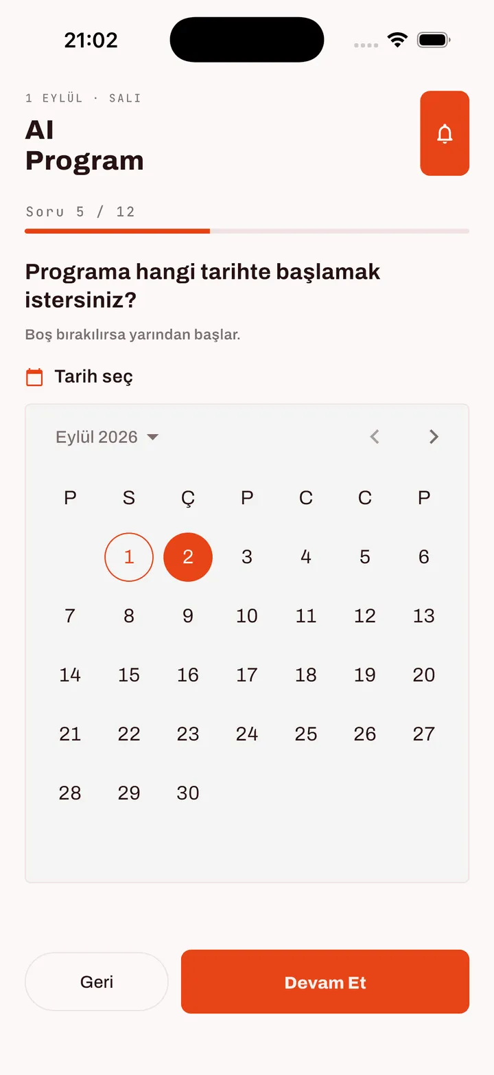 FitApp AI program anketinde başlangıç tarihi seçimi: aylık takvim görünümü ve seçili gün turuncu ile işaretlenmiş.