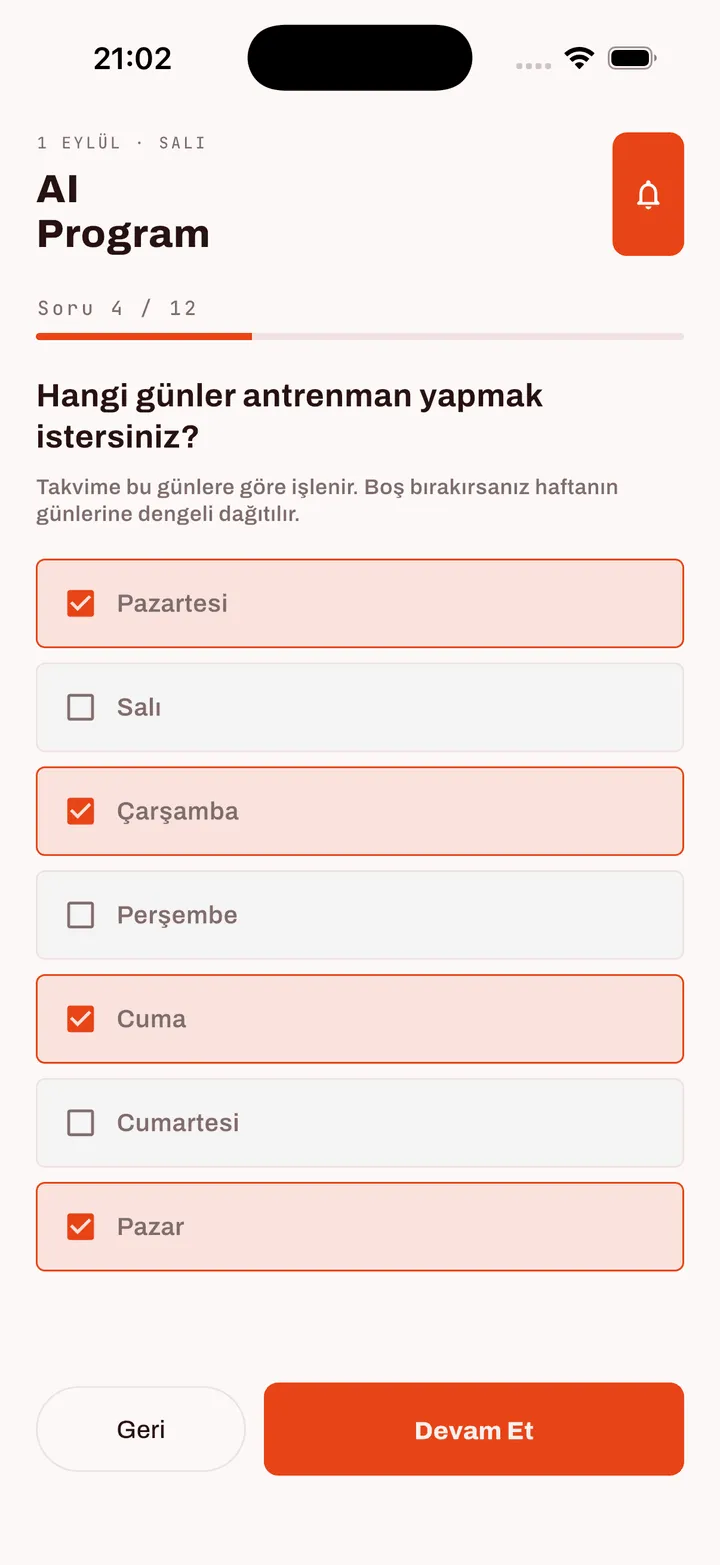 FitApp AI program anketinde haftanın hangi günleri antrenman yapılacağının seçildiği ekran; pazartesi, çarşamba, cuma ve pazar işaretli.