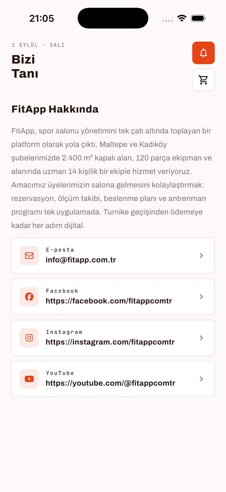 FitApp 'Bizi Tanı' ekranı: salonun tanıtım metni ve e-posta, Facebook, Instagram, YouTube bağlantı kartları.