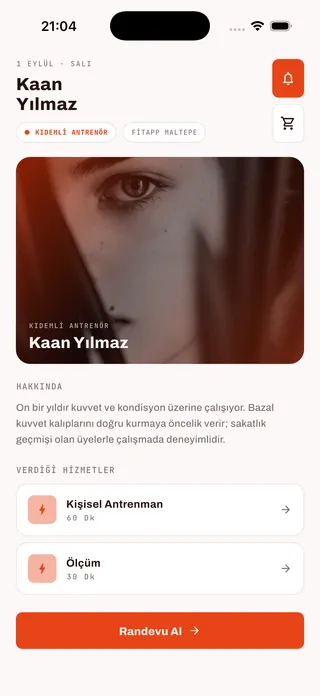 FitApp eğitmen profil sayfası: eğitmenin fotoğrafı, hakkında metni, verdiği hizmetler ve süreleri ile randevu alma düğmesi.