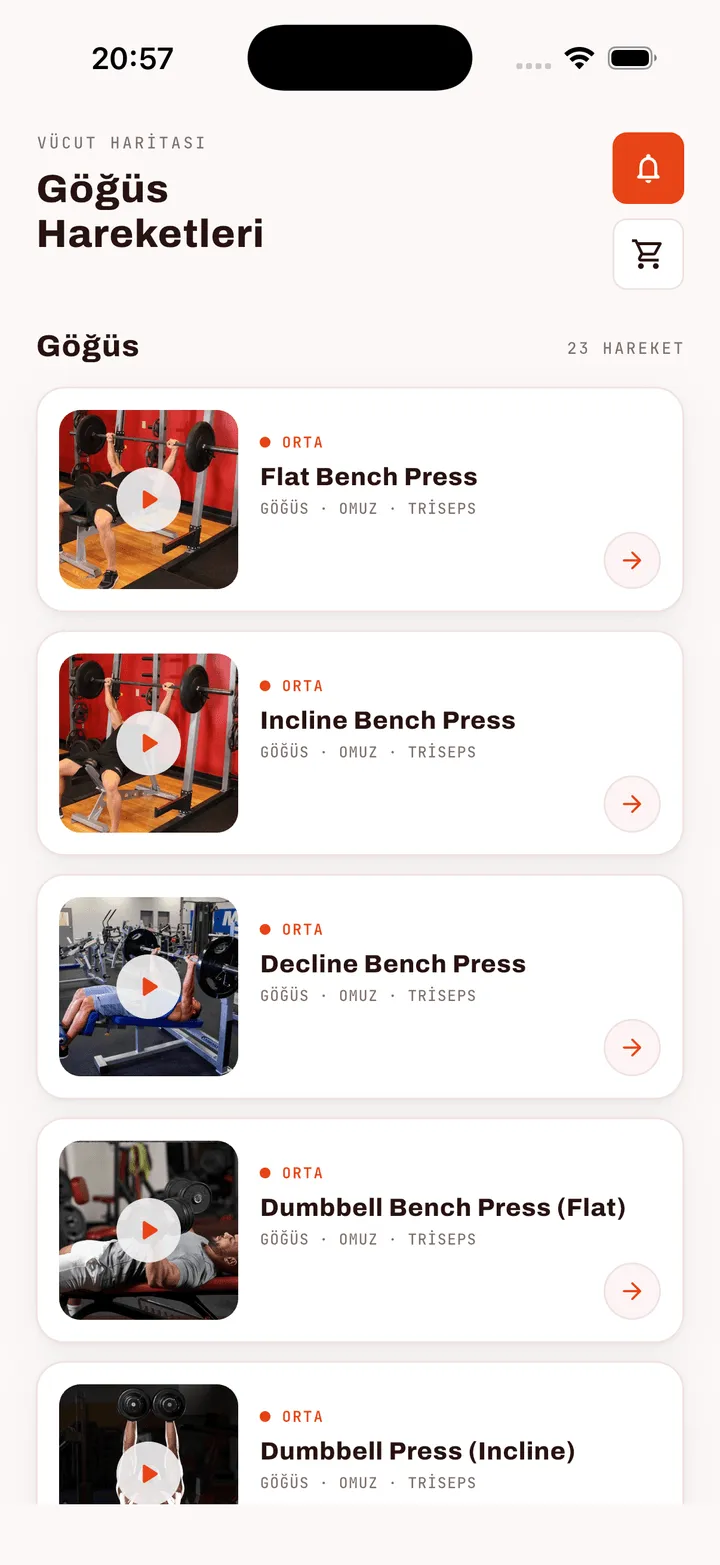 FitApp göğüs hareketleri listesi: her satırda video küçük resmi, zorluk seviyesi ve çalışılan kas grupları.