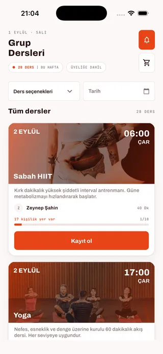 FitApp grup dersleri listesi: Sabah HIIT dersi kartında saat, eğitmen, süre, kalan kontenjan çubuğu ve 'Kayıt ol' düğmesi.