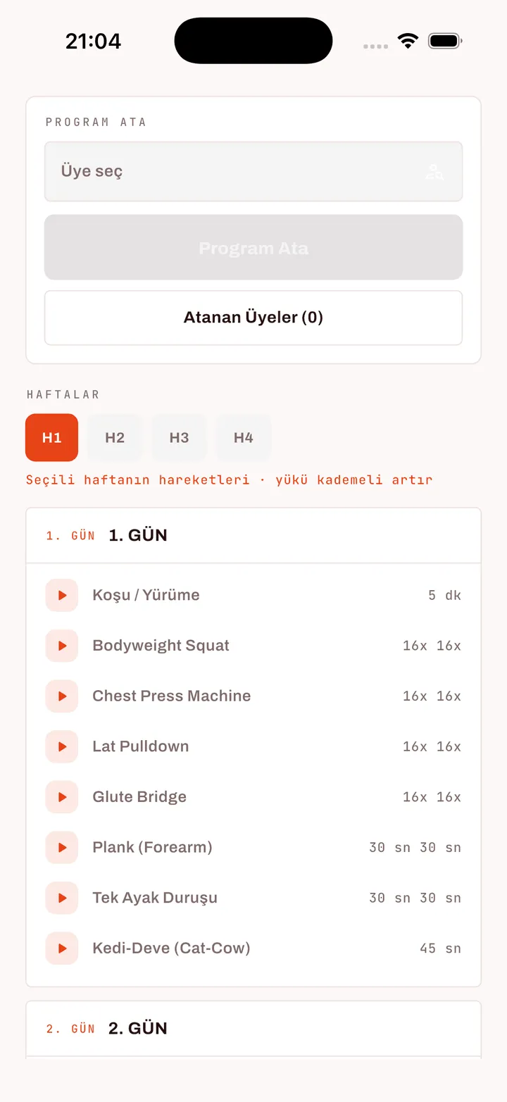 FitApp eğitmen program oluşturucusu: hafta sekmeleri, gün gün hareket listesi, set ve tekrar değerleri ile üyeye atama alanı.