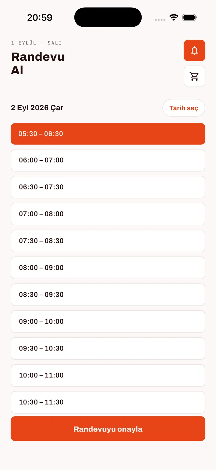 FitApp randevu saat seçimi: yarım saatlik aralıklarla listelenen uygun saatler, seçili saat vurgulanmış ve randevuyu onayla düğmesi aktif.