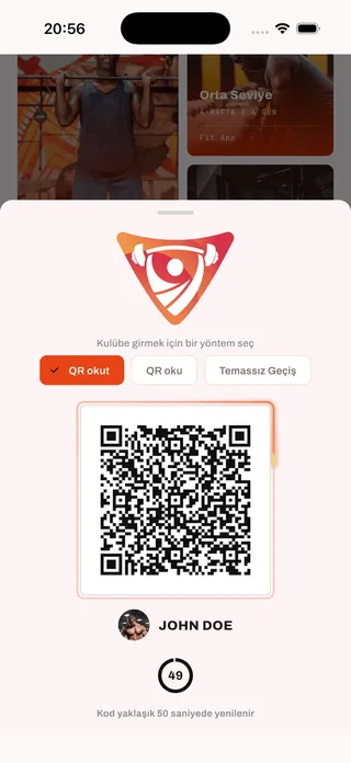 FitApp turnike QR kodu ekranı: üyenin adıyla birlikte gösterilen kare kod ve kodun yenilenmesine kalan saniyeyi gösteren sayaç.